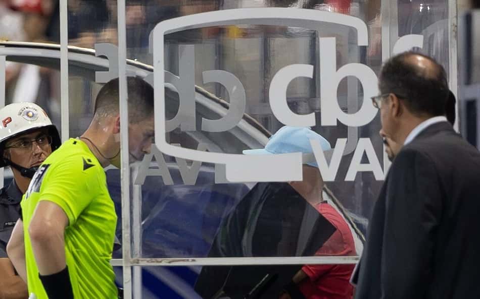 Árbitro analisa pênalti em Bragantino x Grêmio na cabide do VAR (Foto: Joisel Amaral/AGIF)