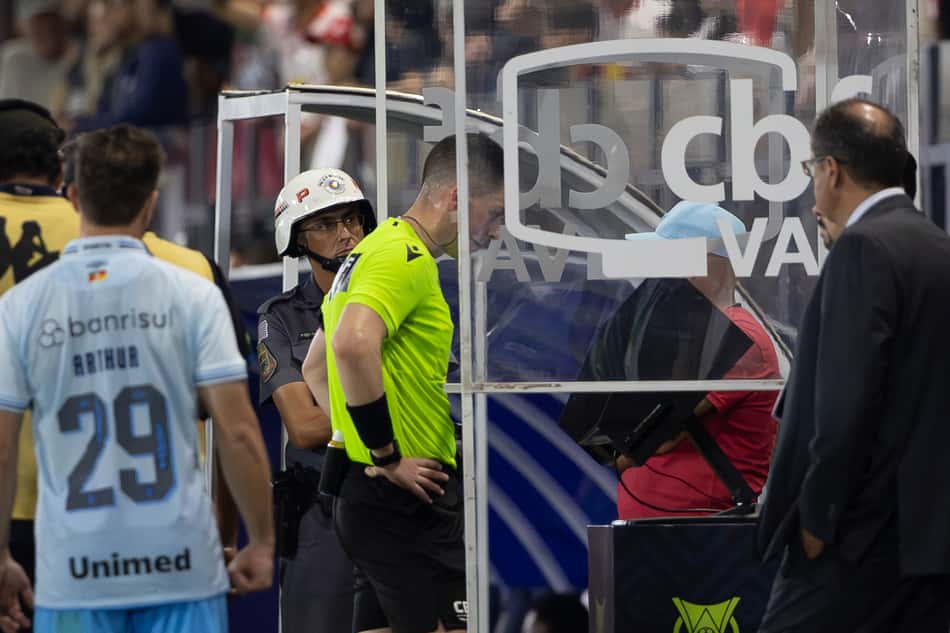 Árbitro analisa pênalti em Bragantino x Grêmio na cabide do VAR