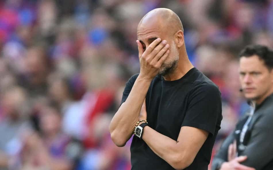 Guardiola lamenta derrota do Manchester City para o Crystal Palace na final da Copa da Inglaterra. Treinador foi comparado com Abel Ferreira, do Brasileirão (Foto: Glyn Kirk/AFP)