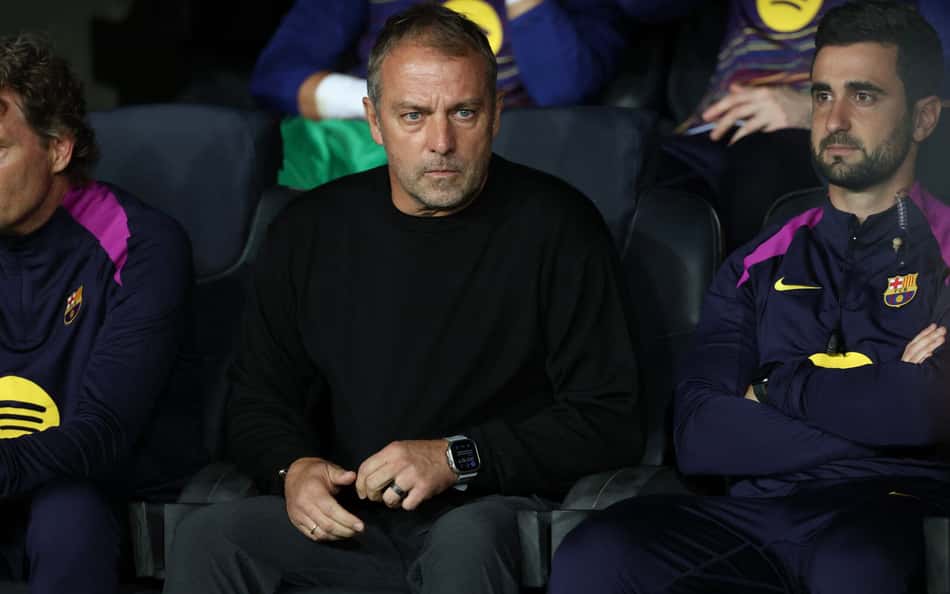 Hansi-Flick observa Barcelona x PSG, pela Champions League