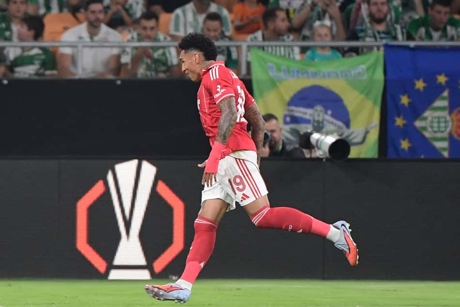 Igor Jesus comemora gol pelo Nottingham Forest contra o Betis, pela Europa League