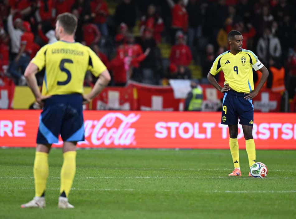 Isak em ação pela Suécia nas Eliminatórias para a Copa do Mundo (Foto: Jonathan Nackstrand / AFP)