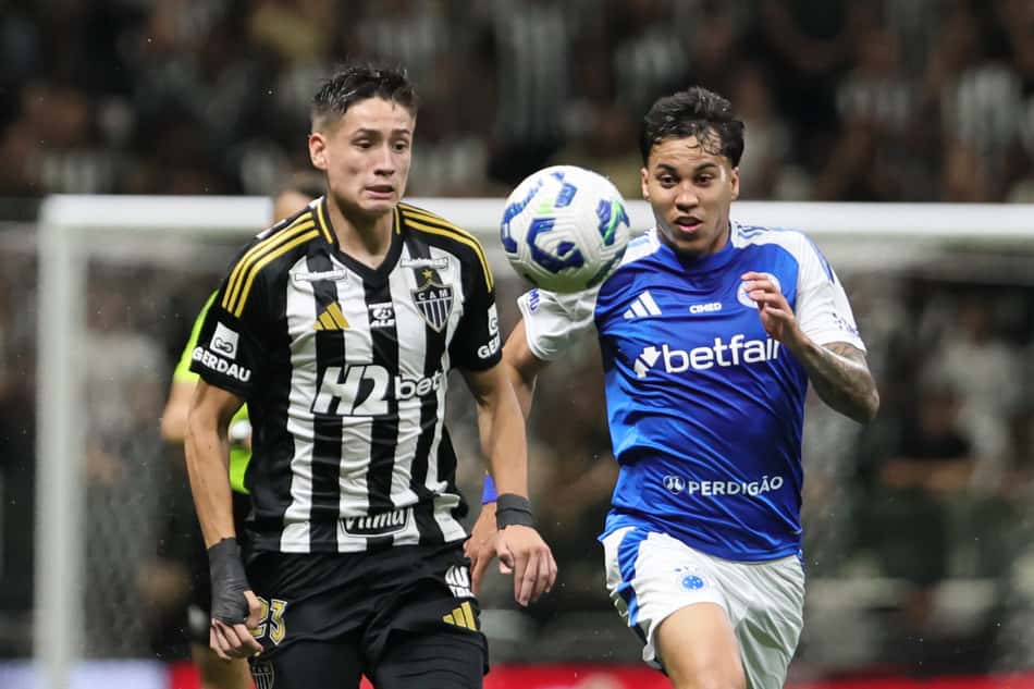 Ivan Roman e Kaio Jorge discutiram durante toda a partida (Foto: Gilson Lobo / AGIF)