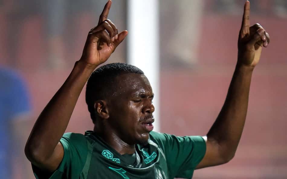 Zagueiro do Coritiba se emociona e exalta a mãe antes de clássico contra o Athletico