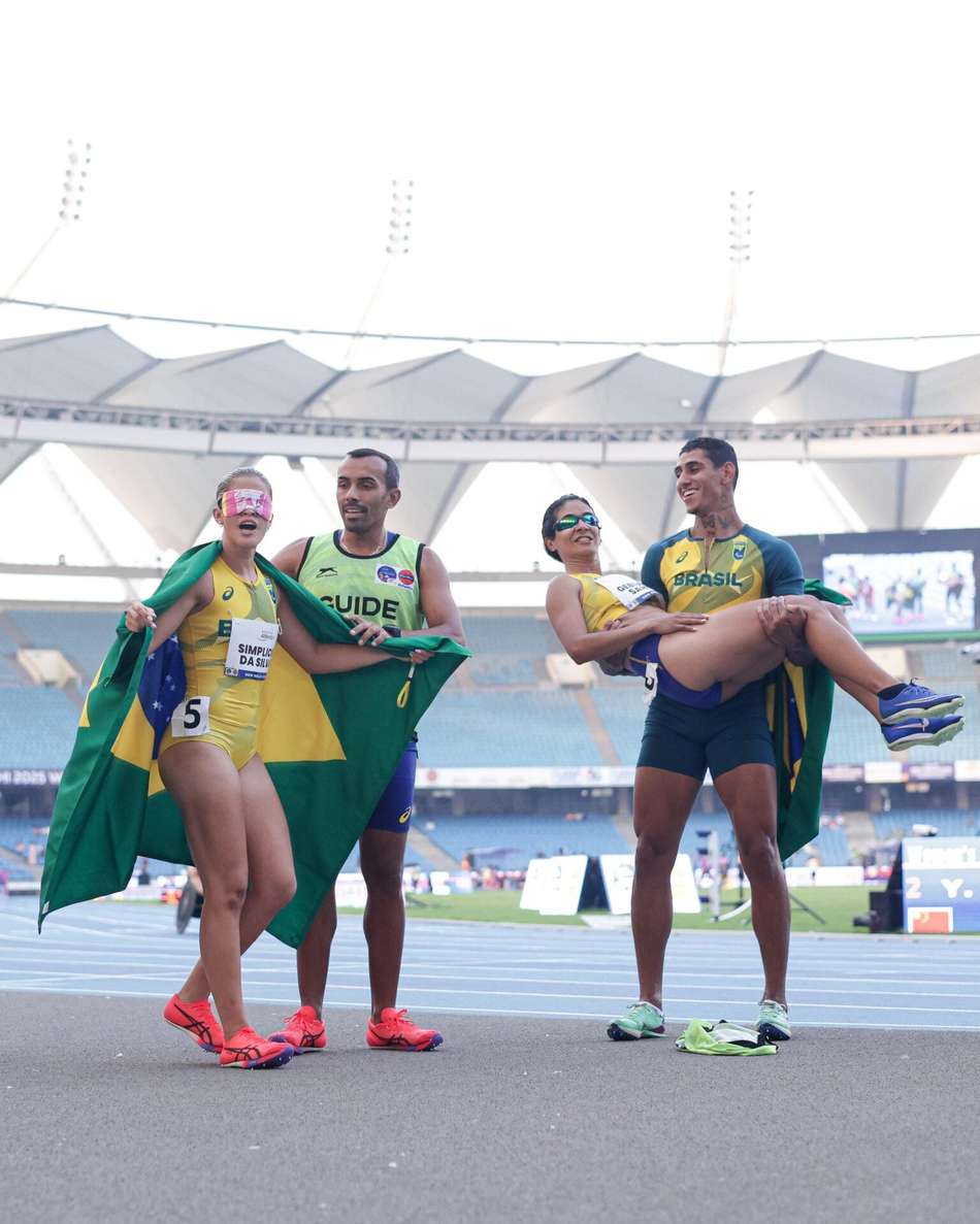 Jerusa Geber e Thalita Simplício comemorando medalhas nos 200m T11 (Foto: Cris Mattos/CPB)