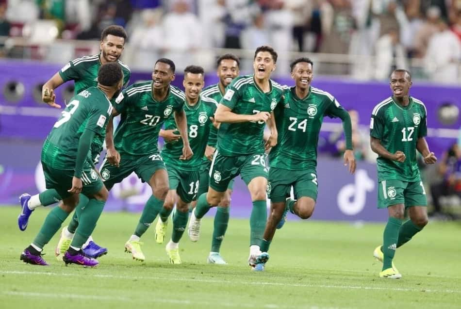 Jogadores da Arábia Saudita comemorando a classificação para a Copa do Mundo (Foto: Reprodução/X)