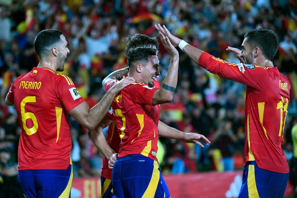 Jogadores da Espanha comemorando o gol marcado contra a Geórgia (Foto: Jose Jordan/AFP)