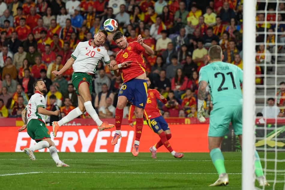 Jogadores da Espanha e Búlgaria disputando a bola no confronto das Eliminatórias para a Copa do Mundo (Foto: Cesar Manso/AFP)