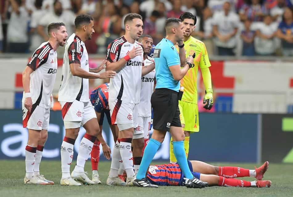 Jogadores do Flamengo revogam expulsão de Danilo