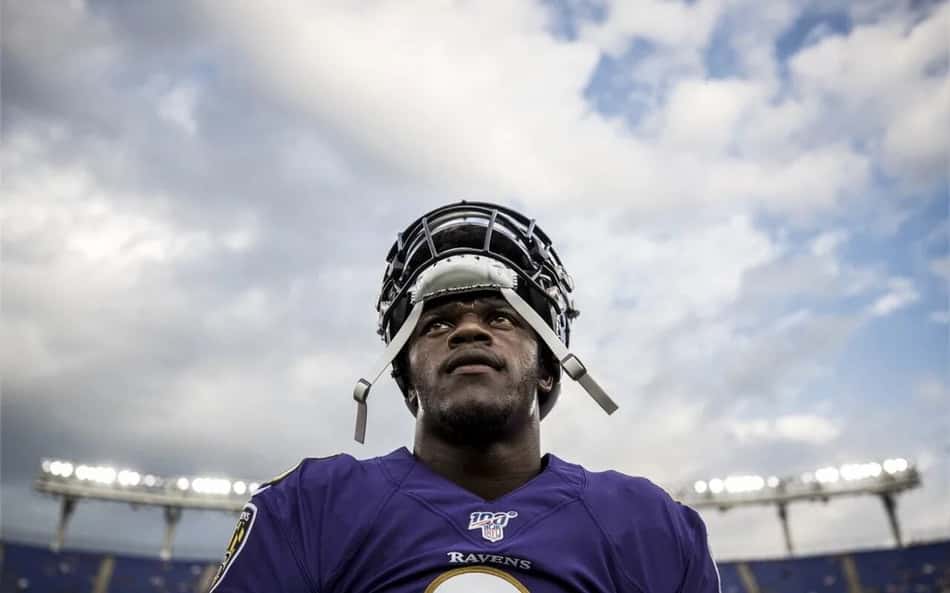 Lamar Jackson volta aos treinos e dá nova esperança ao Baltimore Ravens