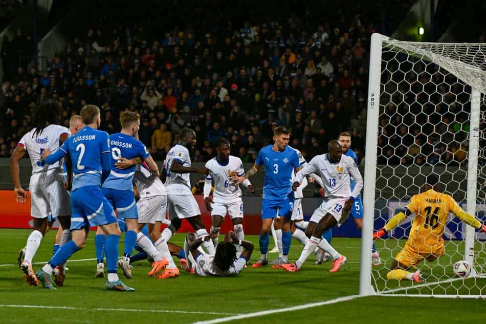 Lance do gol da Islândia contra a França (Foto: Halldor KOLBEINS / AFP)