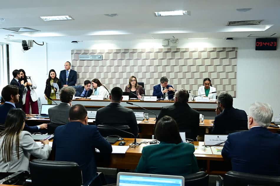 Mesa: deputado Luiz Lima (Novo-RJ); presidente da CEsp da Câmara dos Deputados, deputada Laura Carneiro (PSD-RJ); presidente da CEsp, senadora Leila Barros (PDT-DF); senador Carlos Portinho (PL-RJ); secretária Nacional de Excelência Esportiva e representante do Ministério do Esporte, Iziane Castro Marques. Foto: Geraldo Magela/Agência Senado