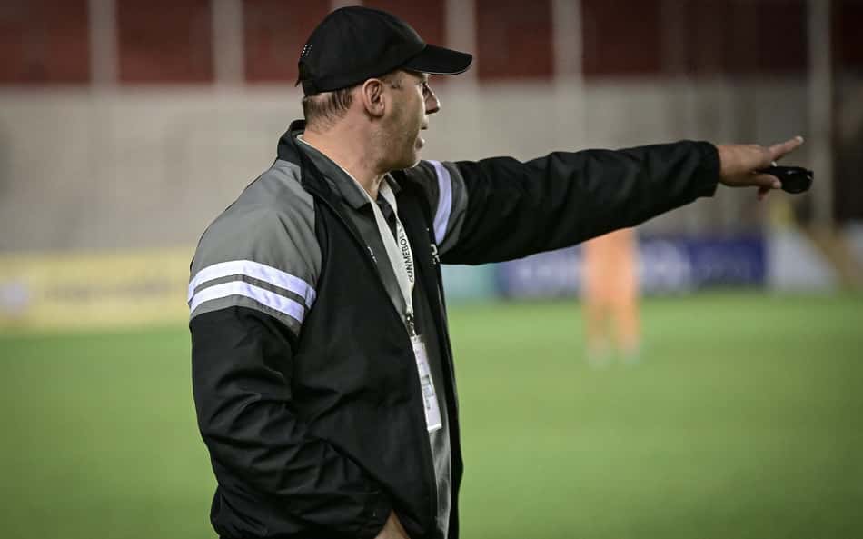 Léo Mendes na beira do campo no jogo da Ferroviária pela Libertadores Feminina (Foto: Rafael Zocco/AFE)