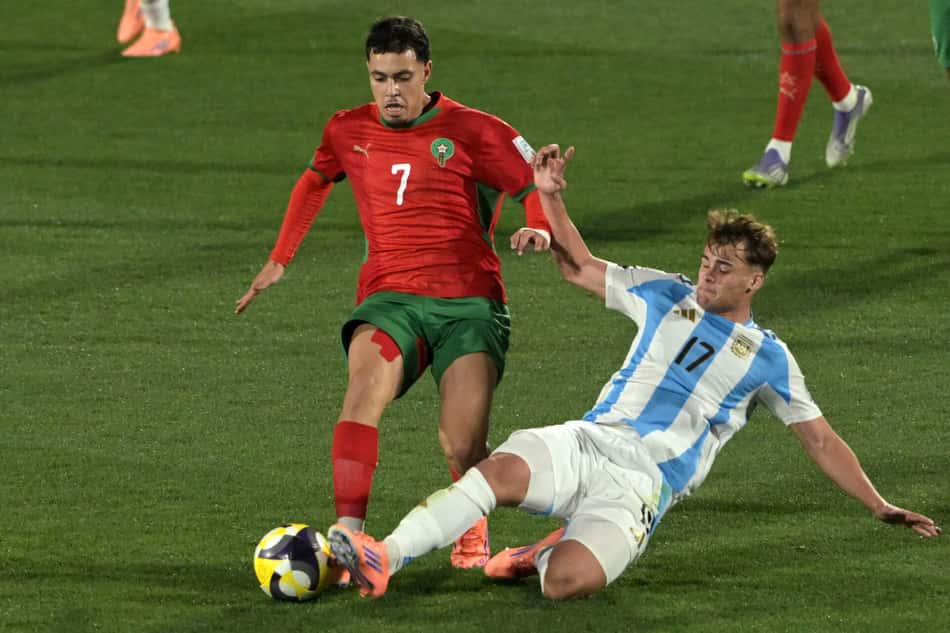 Maamma e Silvetti disputam a bola em Marrocos x Argentina na final do Mundial Sub-20