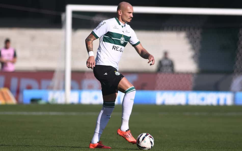 Coritiba encaminha permanência de zagueiro experiente para 2026