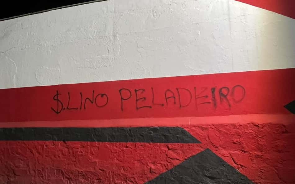 Sede do Flamengo na Gávea tem muro pichado em protesto contra Samuel Lino