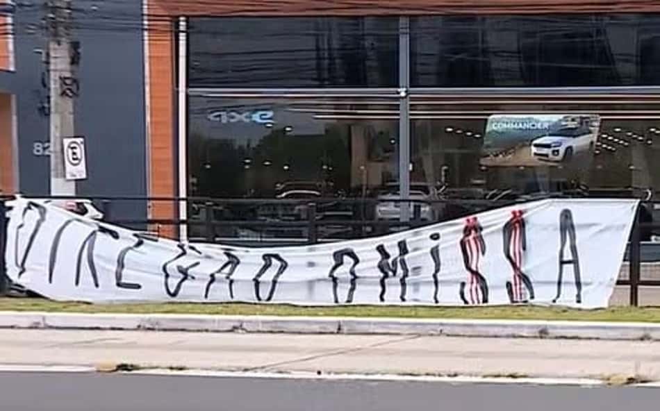 Torcida do Internacional volta a protestar em frente ao Beira-Rio