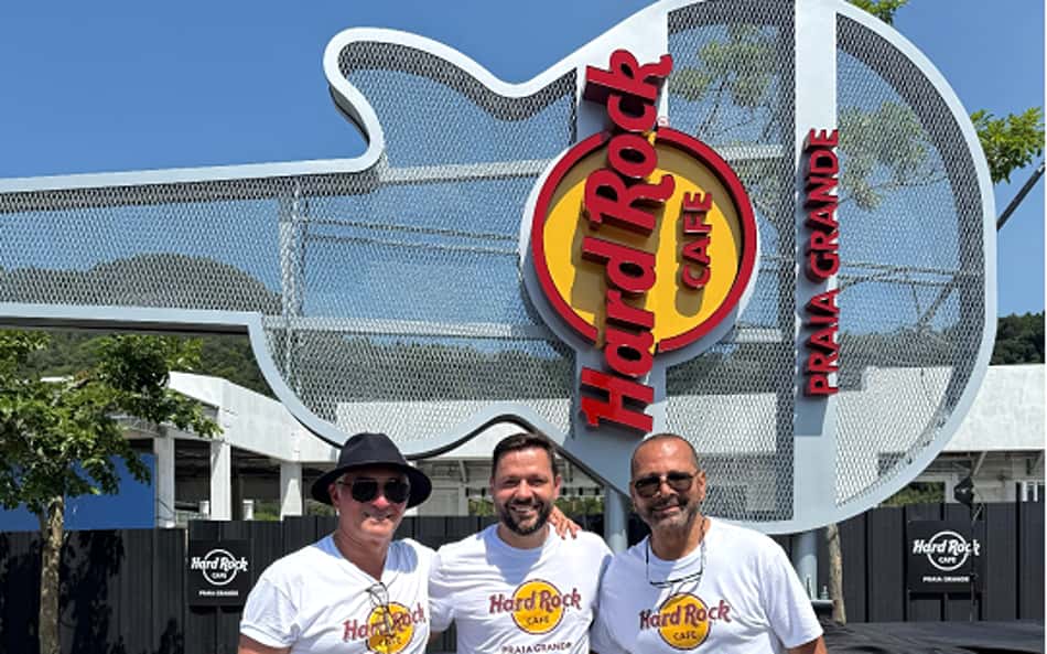 Pai de Neymar Jr. conduz chegada da guitarra do Hard Rock Cafe em Praia Grande (Foto: Reprodução)