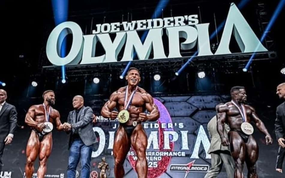 Ramon Dino com a medalha de campeão do Mr. Olympia 2025 na Classic Physique (Foto: Divulgação / Mr. Olympia)