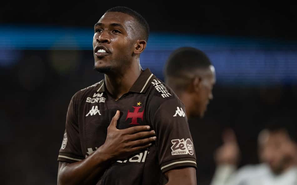 Rayan, do Vasco, comemora seu gol durante partida contra o Fluminense (Foto: Jorge Rodrigues/AGIF)