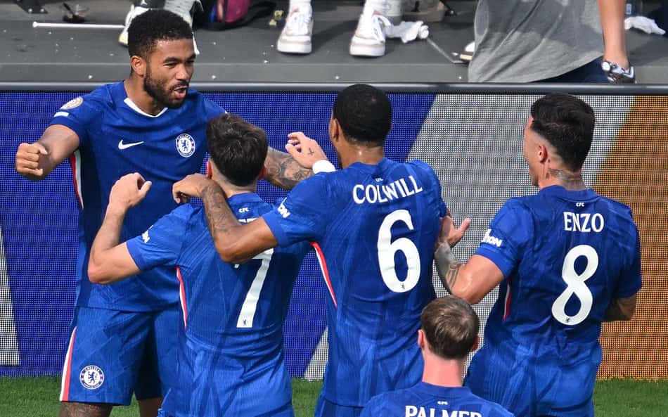 Reece James celebra gol do Chelsea sobre o Benfica no Mundial junto de seus companheiros (Foto: Angela Weiss/AFP)
