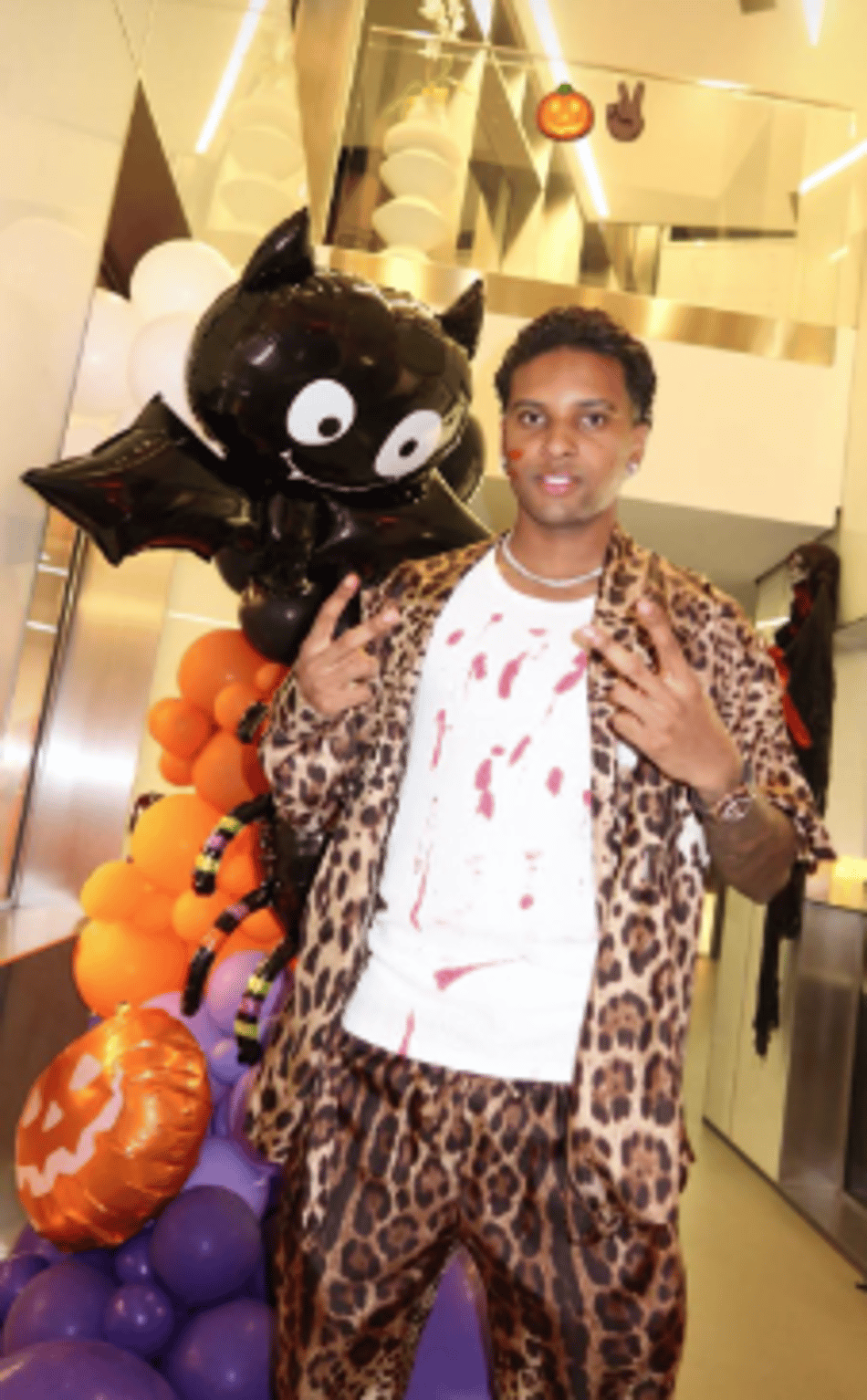 Rodrygo fantasiado de animal ensanguentado