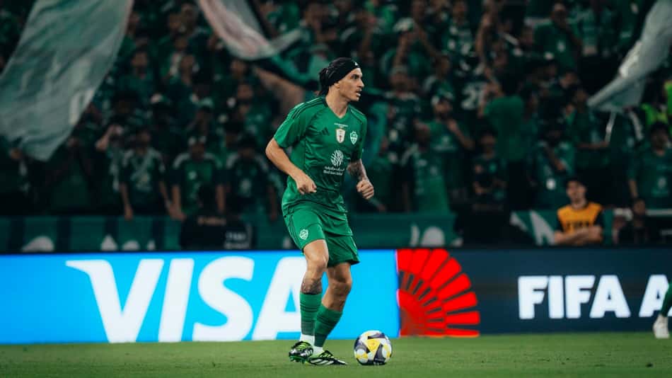 Roger Ibañez conduz a bola durante partida pelo Al-Ahli na Saudi Pro League (Foto: Divulgação/Al-Ahli)