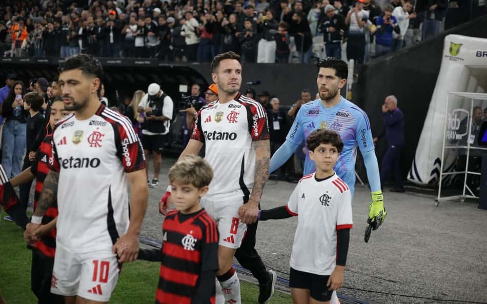 Rossi, do Flamengo, abre processo para se naturalizar brasileiro