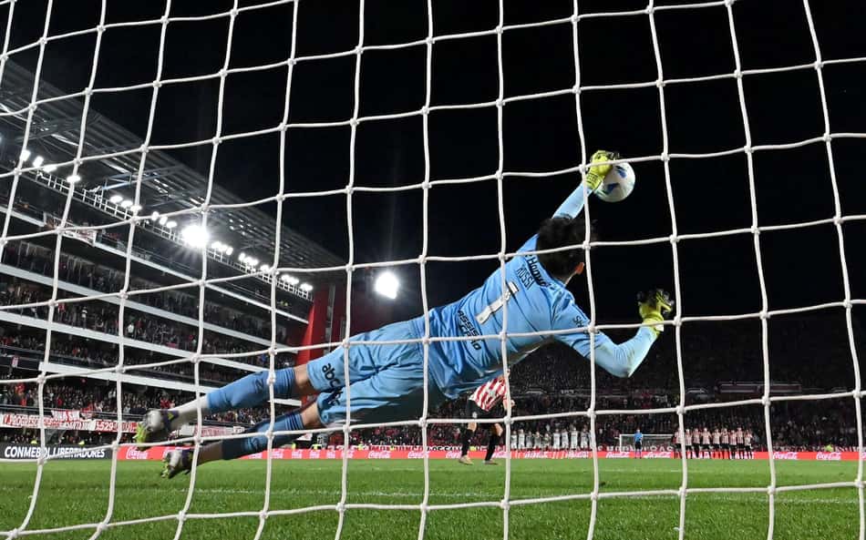 Rossi defendendo pênalti em Estudiantes x Flamengo