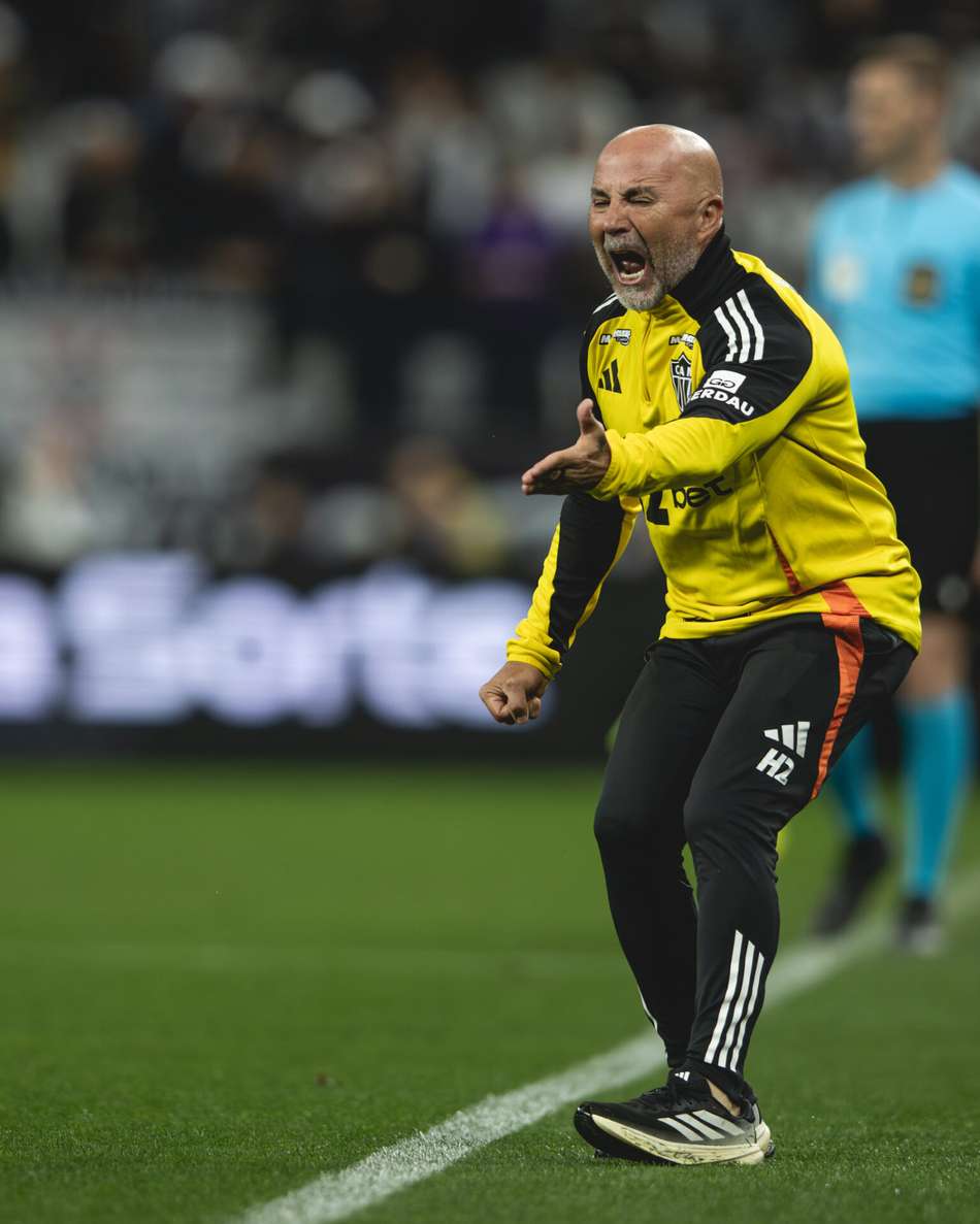 Sampaoli dando instruções em Atlético x Corinthians(Foto: Pedro Souza)