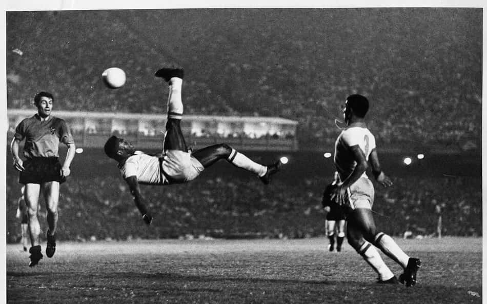 Pelé marcando um gol de bicicleta do Estádio do Morumbi. (Foto: Reprodução/ Internet)