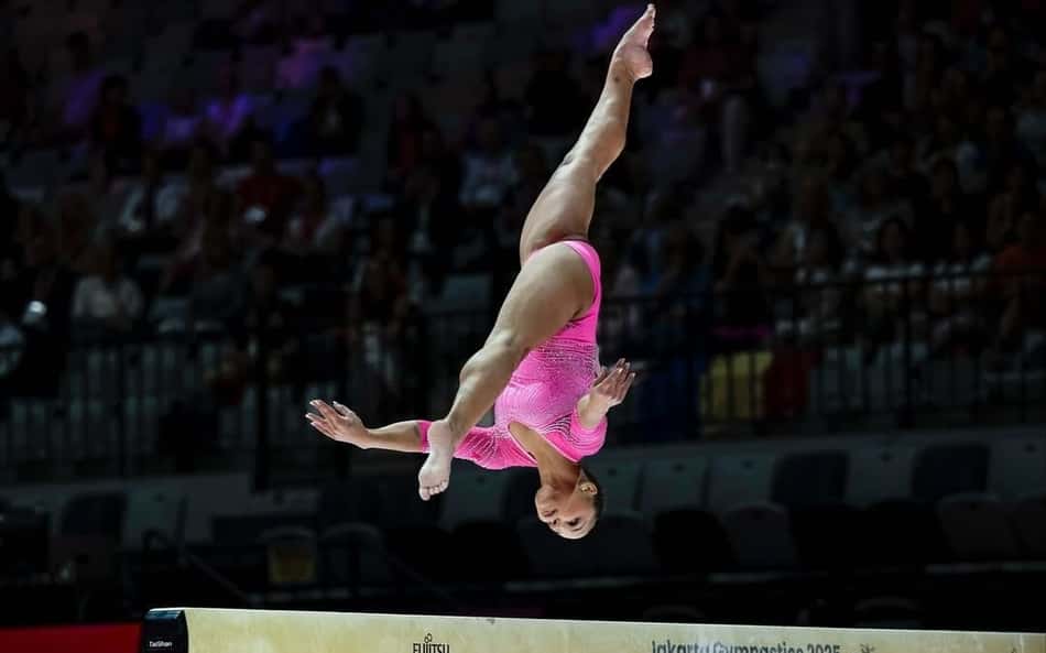 VÍDEO: Flávia Saraiva crava na final da trave no Mundial de Ginástica