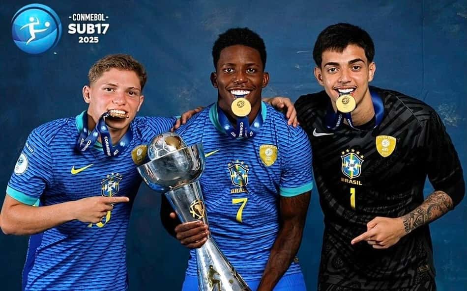 Dell, Ruan Pablo e Jampa após conquista do Sul-Americano Foto: Divulgação / Conmebol