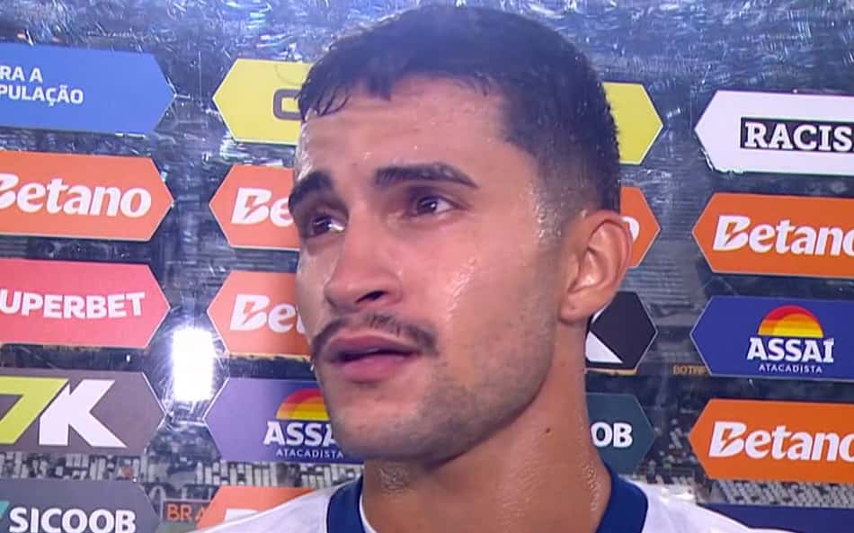 Nestor critica arbitragem após expulsão em Botafogo x Bahia: 'Sempre interfere'
