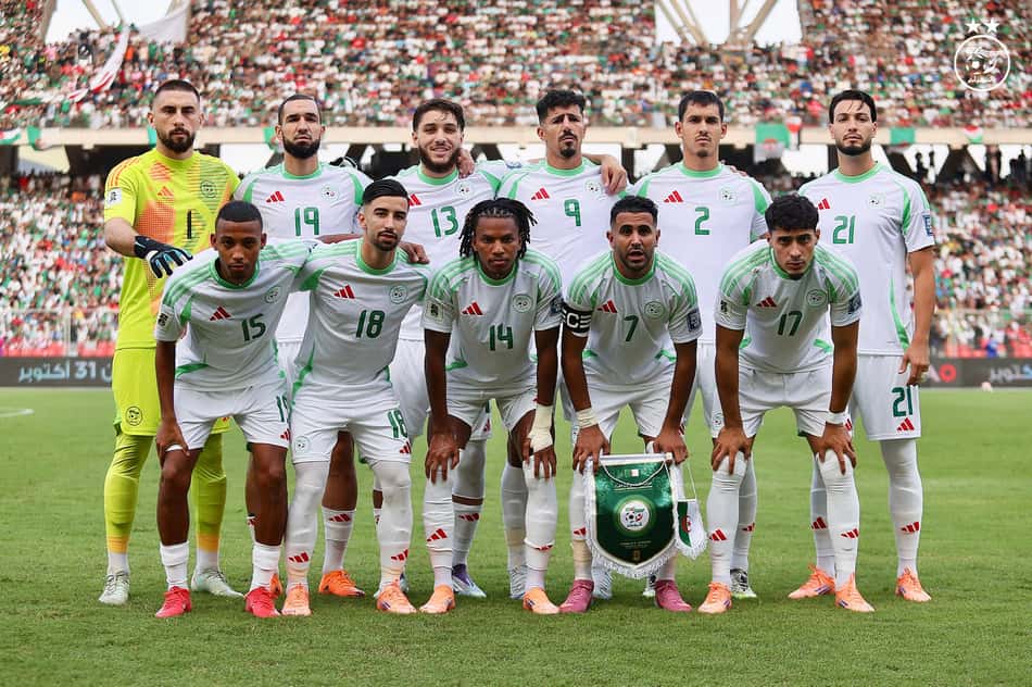 Seleção da Argélia perfilada antes do jogo contra a Somália, pelas Eliminatórias Africanas para a Copa do Mundo
