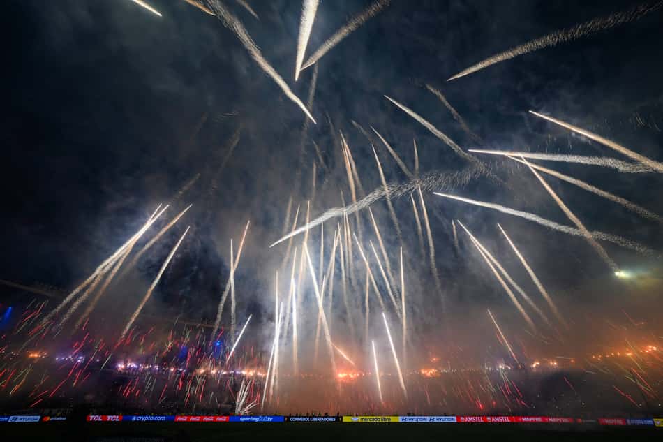 Show de pirotecnia da torcida do Racing no El Cilindro 