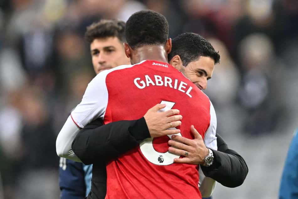 Técnico do Arsenal, Arteta abraça Gabriel Magalhães após vitória sobre o Newcastle, na Premier League