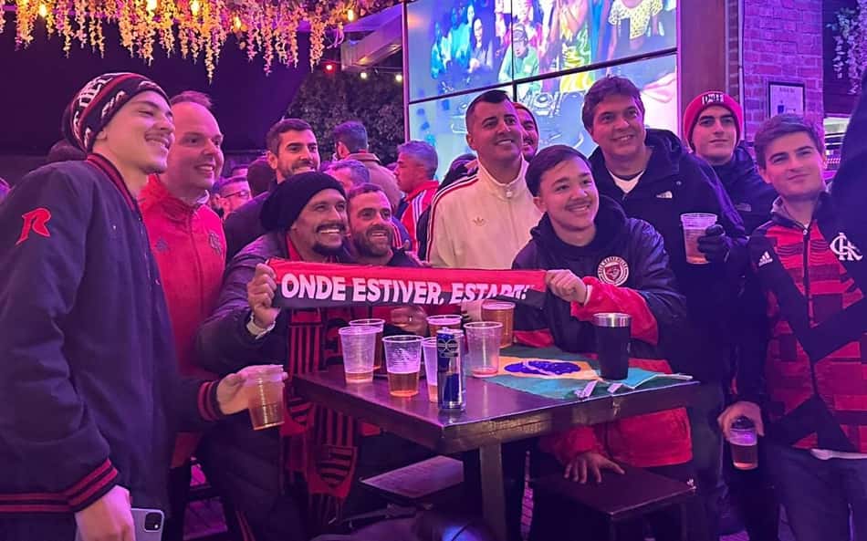 Torcedores do Flamengo lotam bar em Buenos Aires na véspera do duelo com Racing