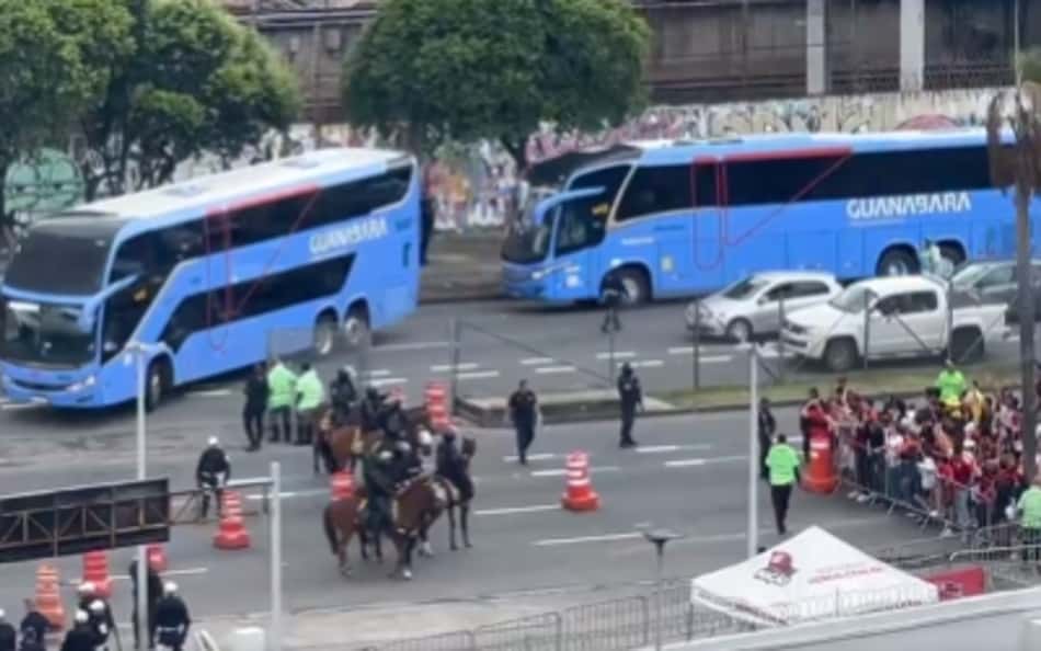 Torcedores do Palmeiras chegam em 16 ônibus no Maracanã e lotam setor visitante