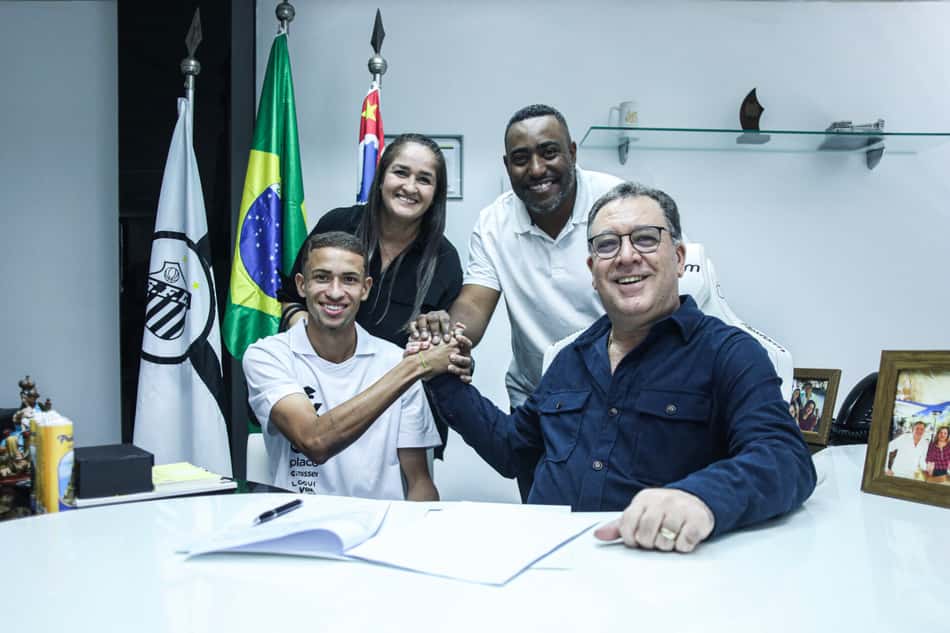 Vinicius Lira assina renovação com o Santos ao lado de familiares e do presidente Marcelo Teixeira. (Foto: Reinaldo Campos/Santos FC)