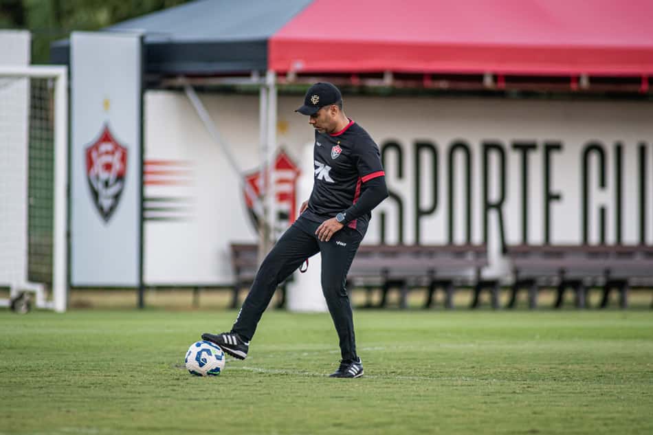 Jair Ventura em treino do Vitória (Foto: Victor Ferreira / EC Vitória)