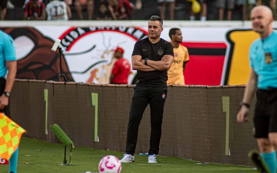 Jair Ventura alerta o Vitória após gol do Corinthians no fim: 'Voltamos a sangrar'