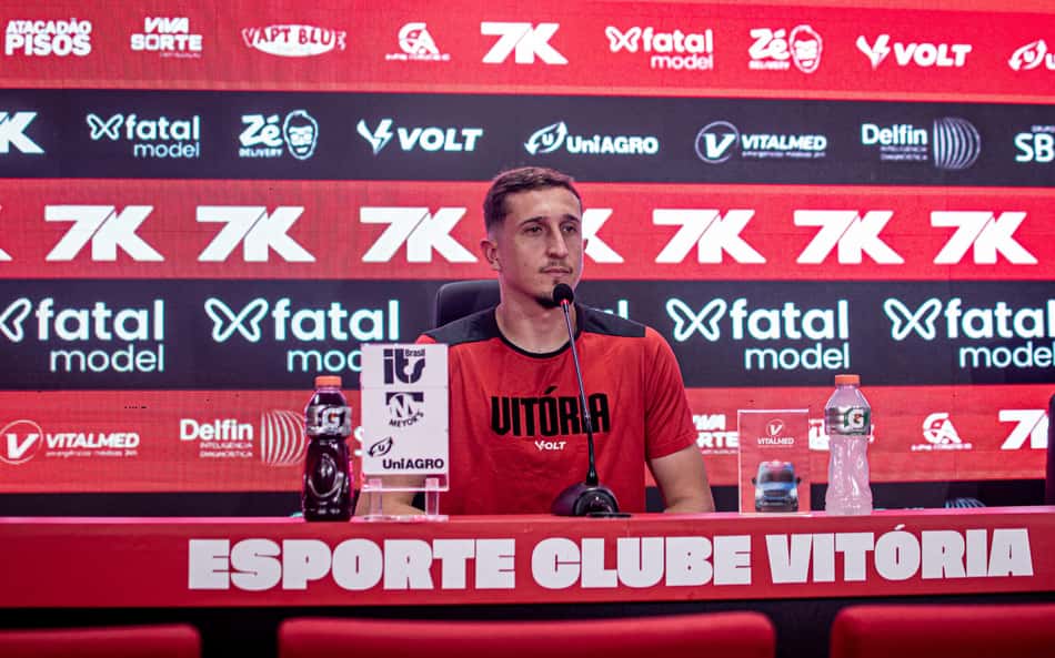 Thiago Couto em entrevista coletiva pelo Vitória (Foto: Victor Ferreira / EC Vitória)