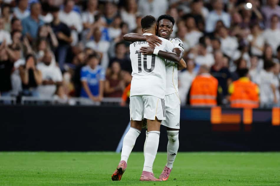 Vini Jr abraça Mbappé em comemoração de gol do Real Madrid contra o Villarreal