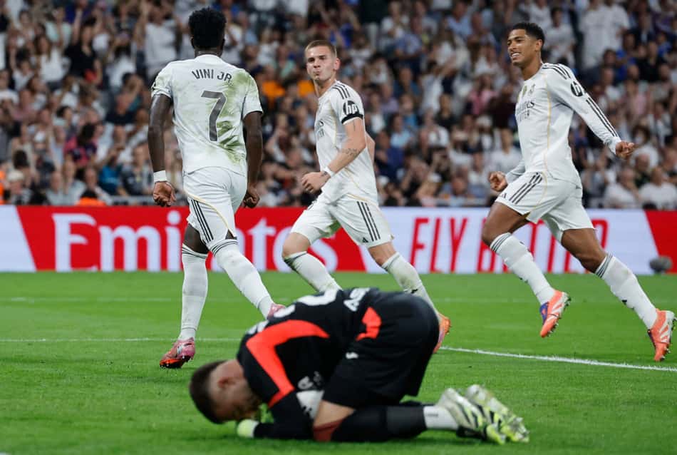 Vini Jr comemora segundo gol marcado pelo Real Madrid sobre o Villarreal após cobrança de pênalti