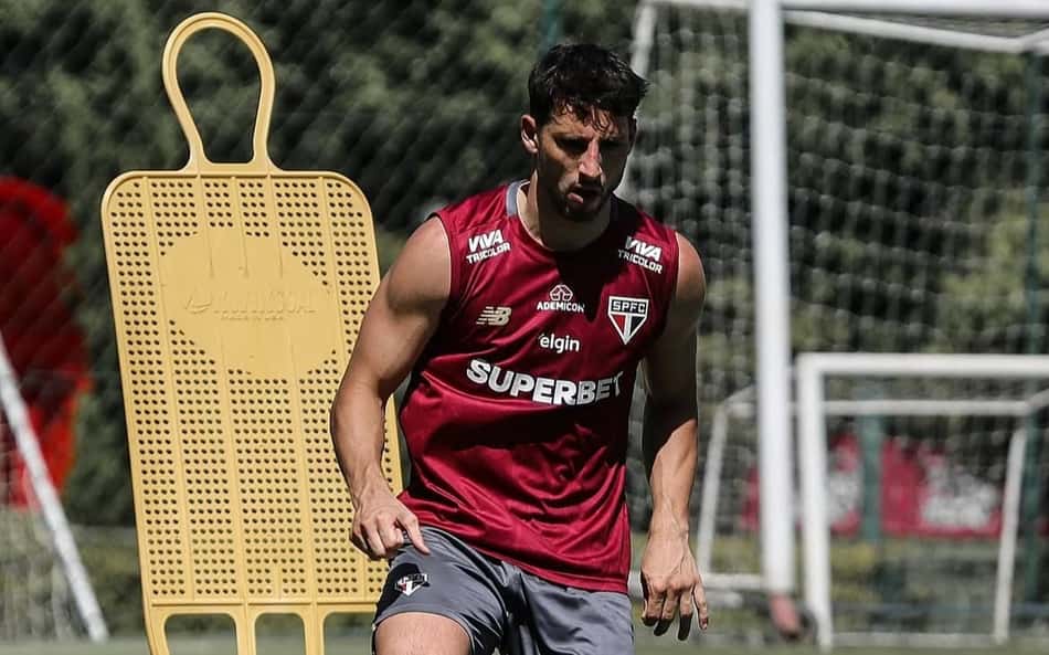 Calleri e Cédric avançam e fazem trabalho com bola no treino do São Paulo