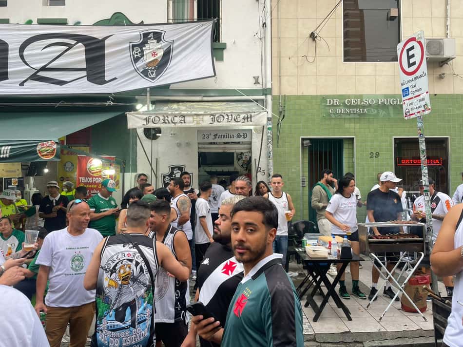 Torcedores de Vasco e Palmeiras confraternizam antes de partida