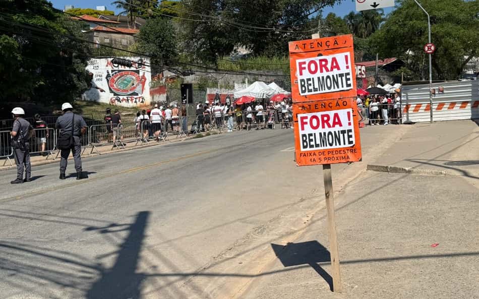 Torcida do São Paulo cola protestos nos arredores do Morumbis antes de clássico