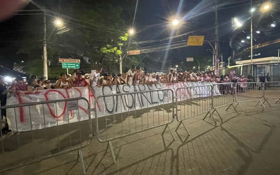 Torcida do São Paulo protesta contra diretoria e jogadores após derrota em clássico