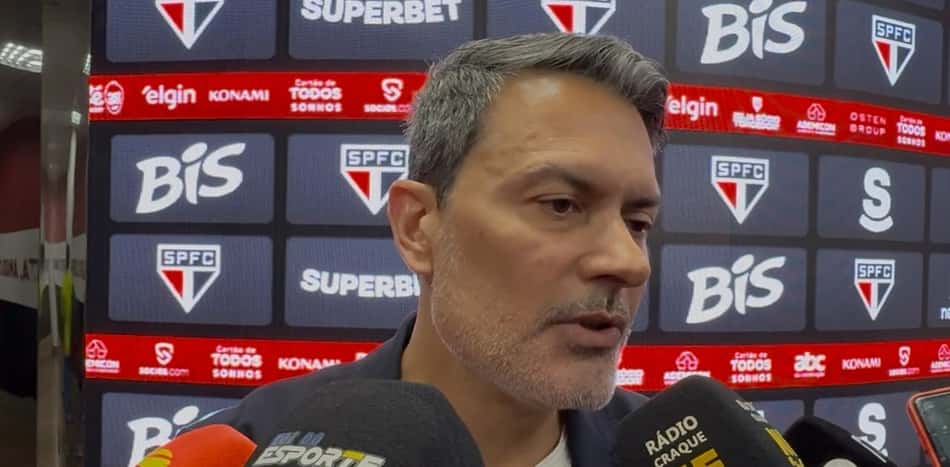 Rui Costa dando entrevista após demissão